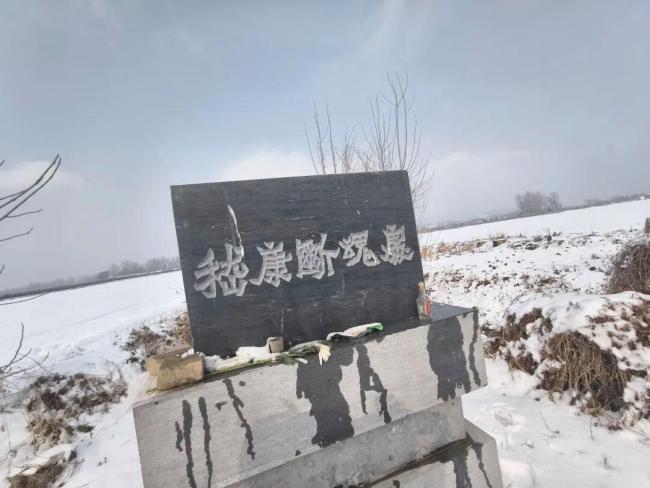 1年上30多座坟 年轻人为何爱上扫墓 跨越时空的会面