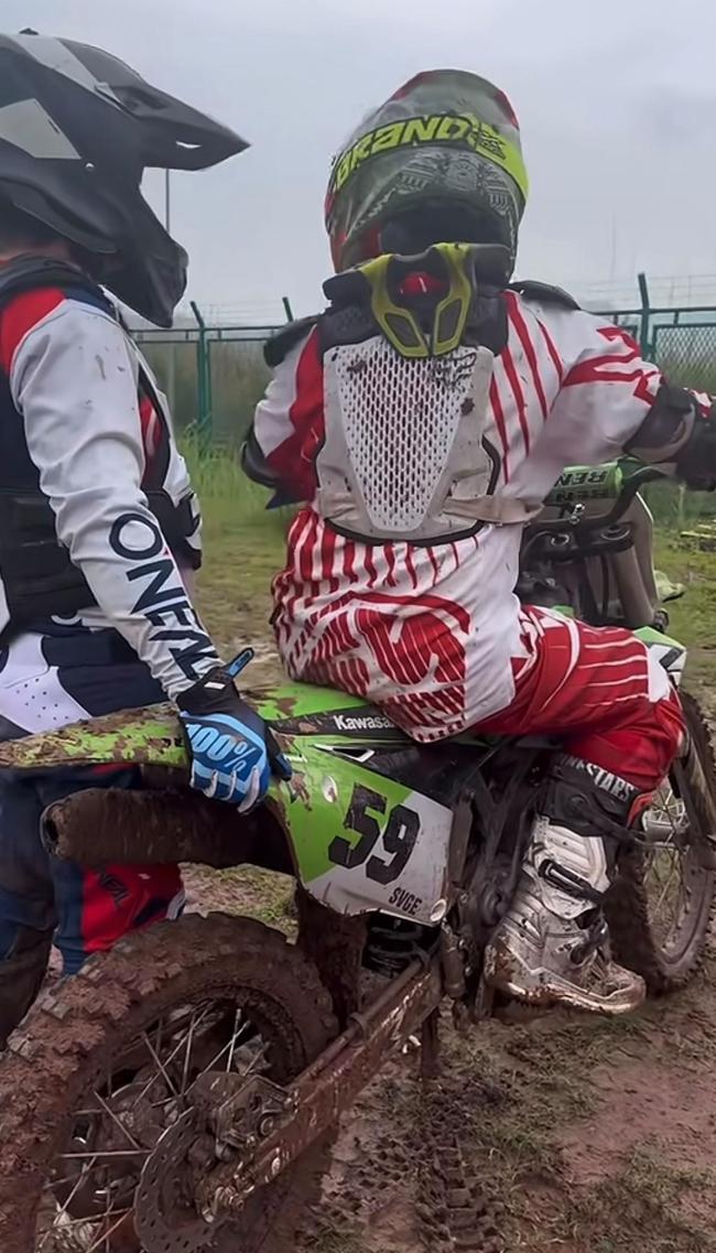 张雪妻子晒14岁儿子练车 赛车梦想成真