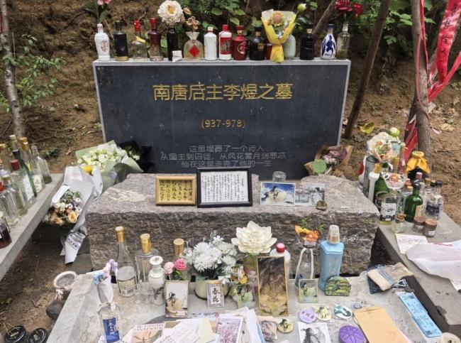 年轻人用上坟“续写”《三国演义》 创意供品引关注