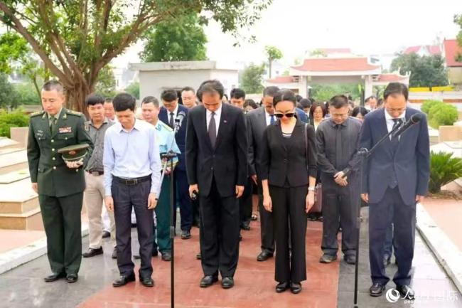 驻越大使祭扫陶美中国烈士陵园 缅怀先烈续写友谊