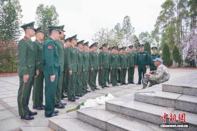 老兵大雨中与武警官兵同祭革命先烈