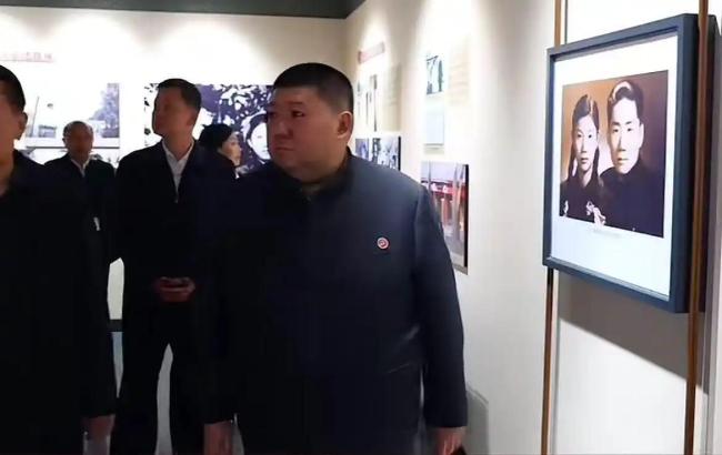 毛新宇携夫人向外婆张文秋敬献花篮 缅怀革命先辈