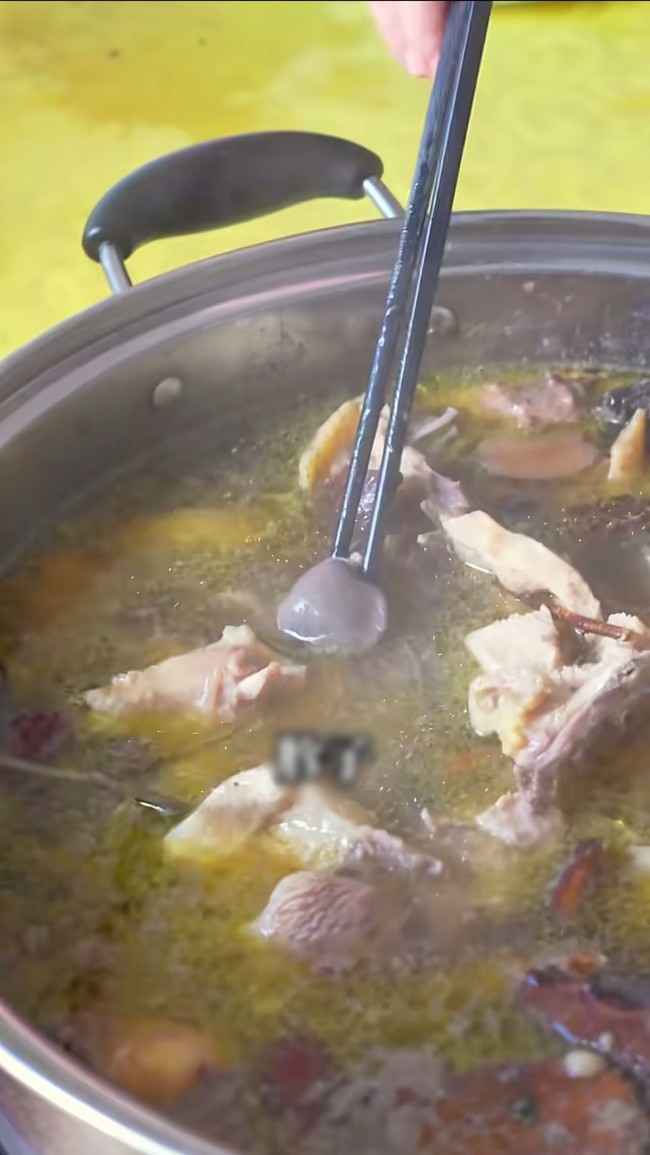 爆火鸡煲店老板喊话让外地游客先吃 周边美食同样精彩