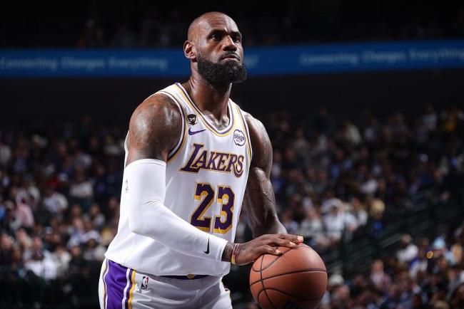 詹姆斯空砍30+9+15 湖人不敌独行侠