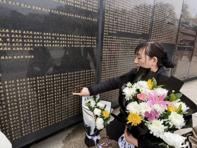 92岁老兵带着家乡泥土缅怀长眠战友 致敬不朽英灵