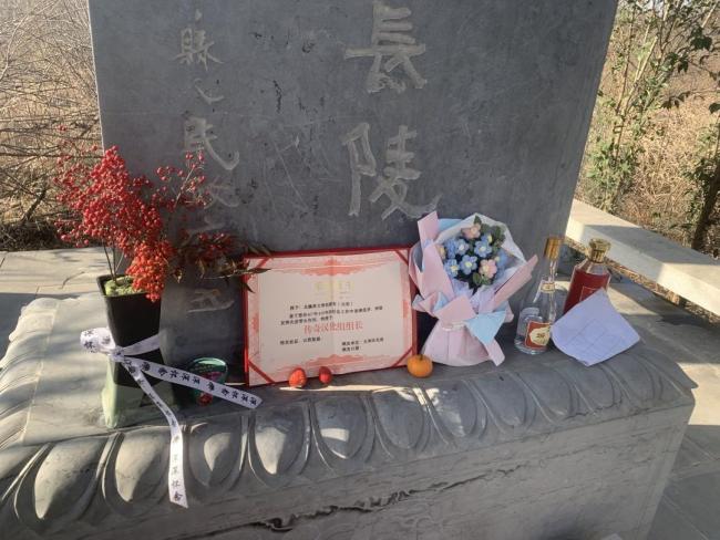 为什么年轻人迷上给古人扫墓 一场跨越时空的会面