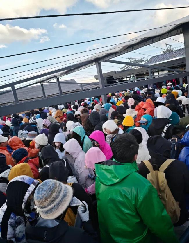 游客称被困玉龙雪山冻到失温呕吐