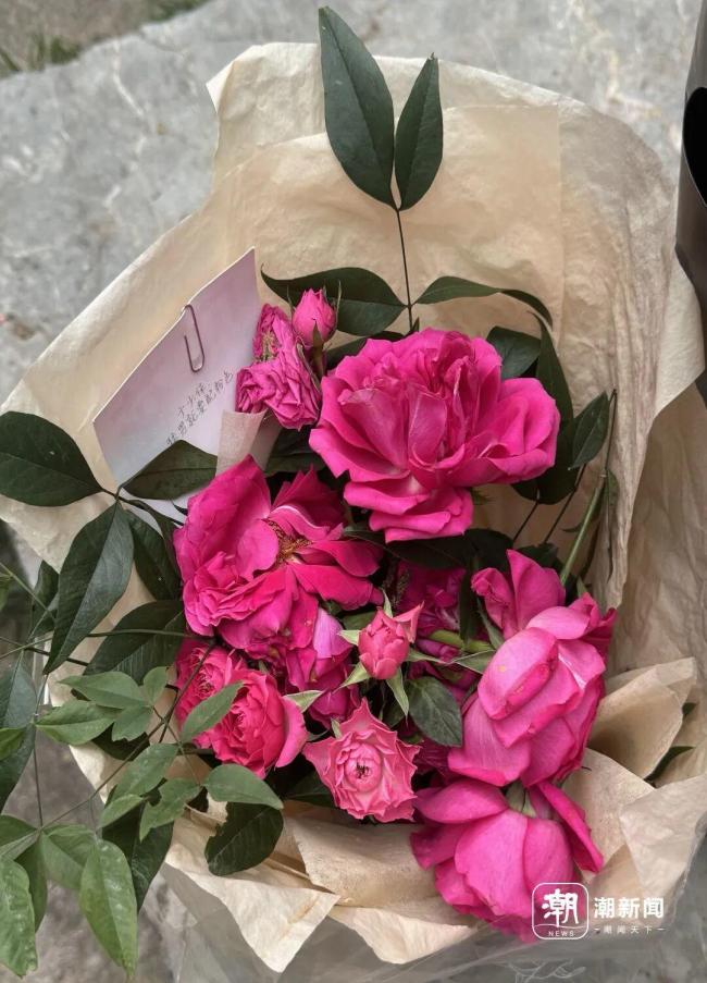 岳飞墓前敬酒 于谦墓前送止咳药 新式缅怀成风尚