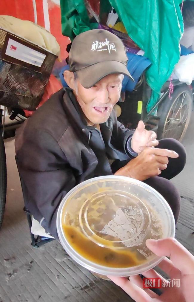 90岁老人孤身骑行30年重返江西 治愈半生伤痛