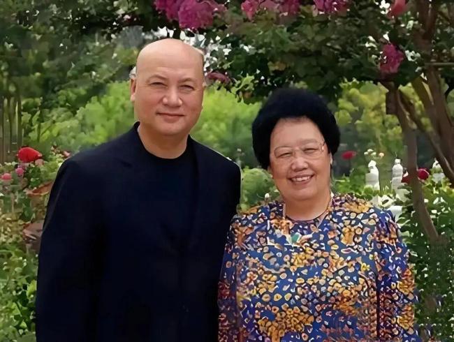 迟重瑞用身体为陈丽华挡马蜂 传奇婚姻的守护者