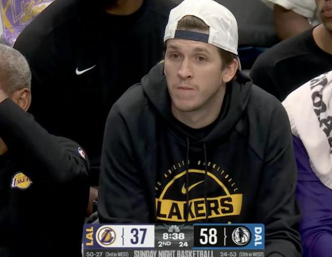 詹姆斯连续暴扣 30分15助攻 湖人客场激战独行侠