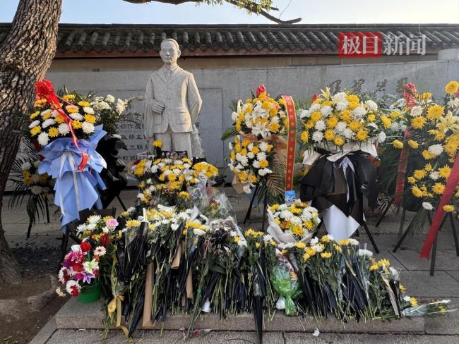 吴石福州故居挤满悼念者,有人带来海报《为了这个省》 缅怀先烈传承精神