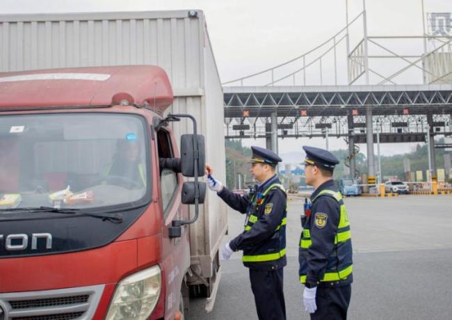 假期重庆高速日均车流量超200万辆次 疏堵保畅举措显成效