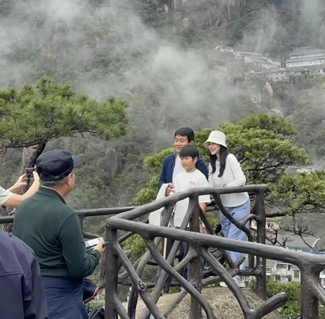 佟大为带家人到三清山游玩被偶遇 温馨家庭时光引关注