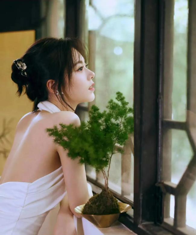 赵今麦MiuMiu超短发大片 优雅少女感刷屏