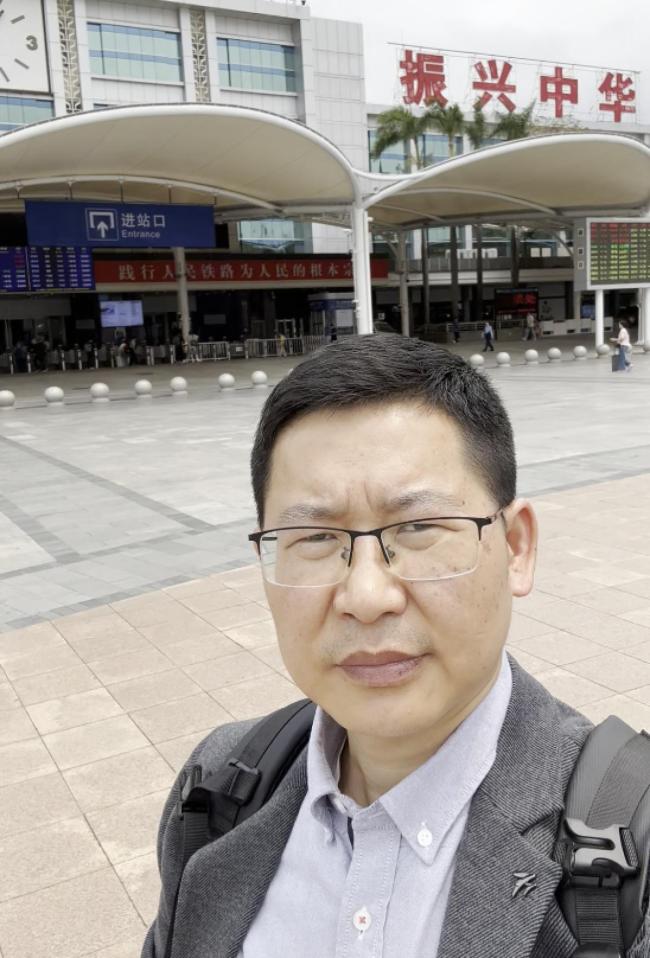 “211毕业当保安”博主找到新工作 转型教育规划师