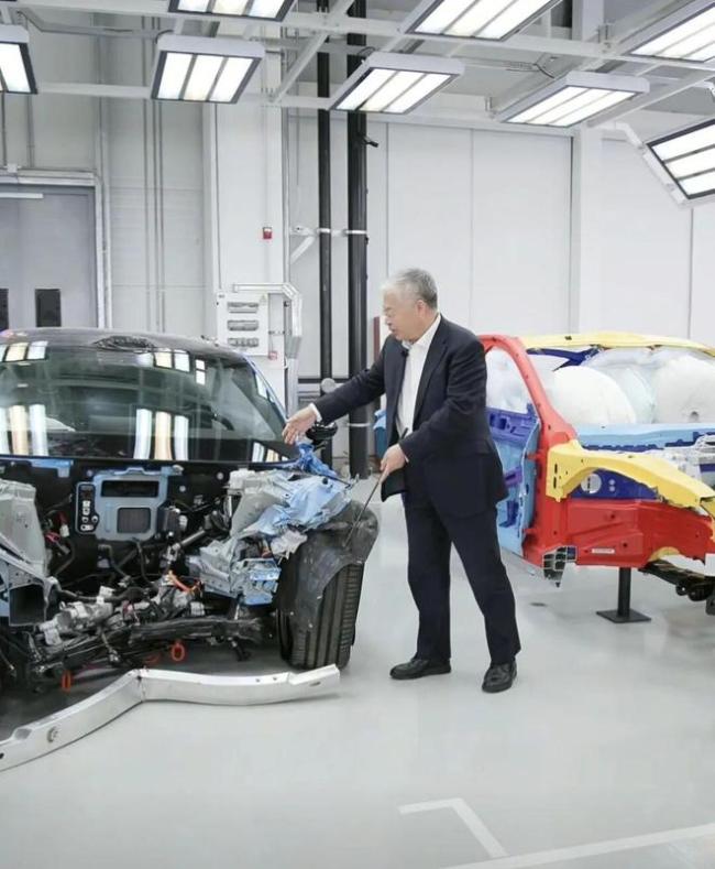 小米发布雷军拆车后装车视频 透明化生产态度