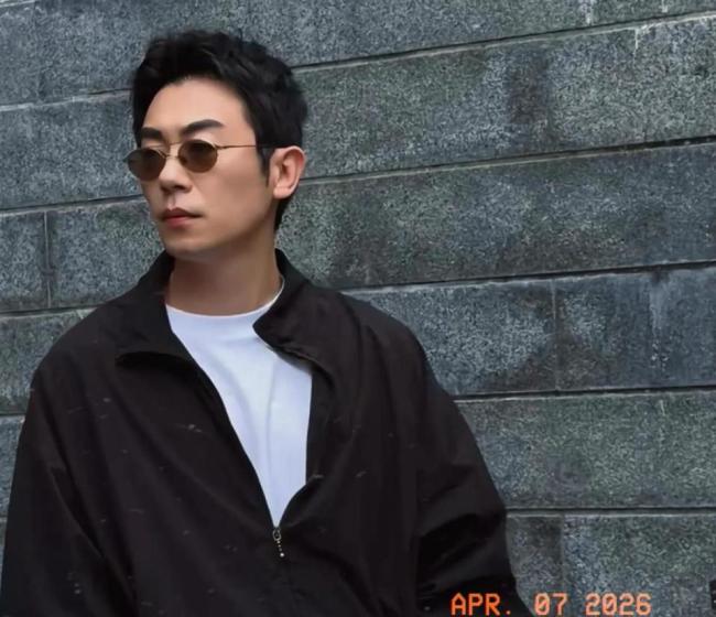 朱亚文两个女儿腿长 11岁姐姐身高接近170厘米
