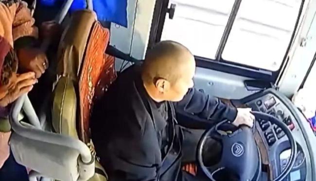 56岁司机生命最后5秒将客车停稳