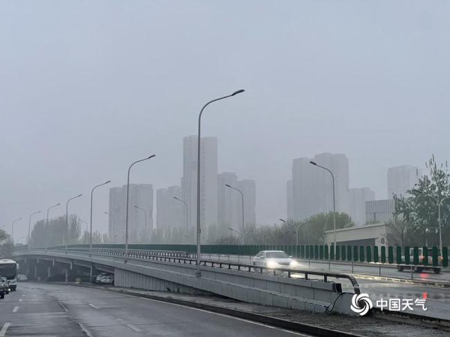 北京降雨,路面湿滑,出行请多加留意