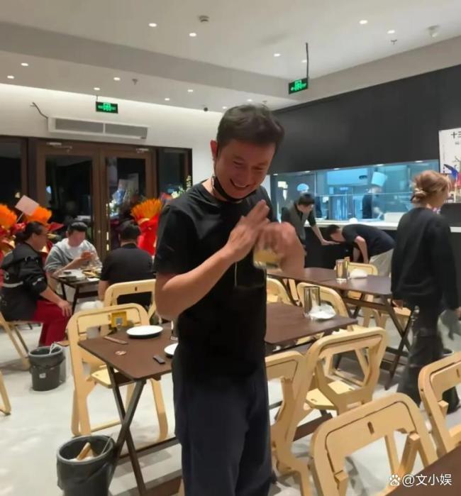 文章开饭店了 明星变身亲民老板