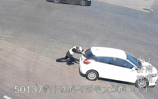 车辆抛锚急哭女司机 交警暖心推车 紧急救援暖人心