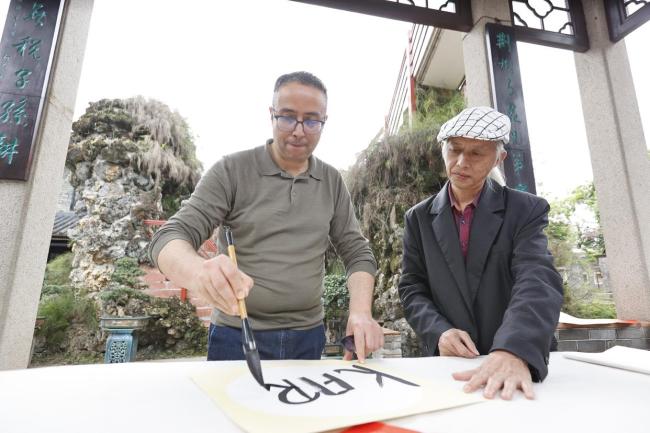 米兰小哥游购东莞体验岭南文化 从产物到科技的全面探索