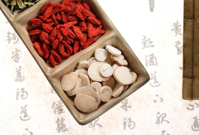 央视曝光上海黑中医馆骗局 医托演戏坑患者