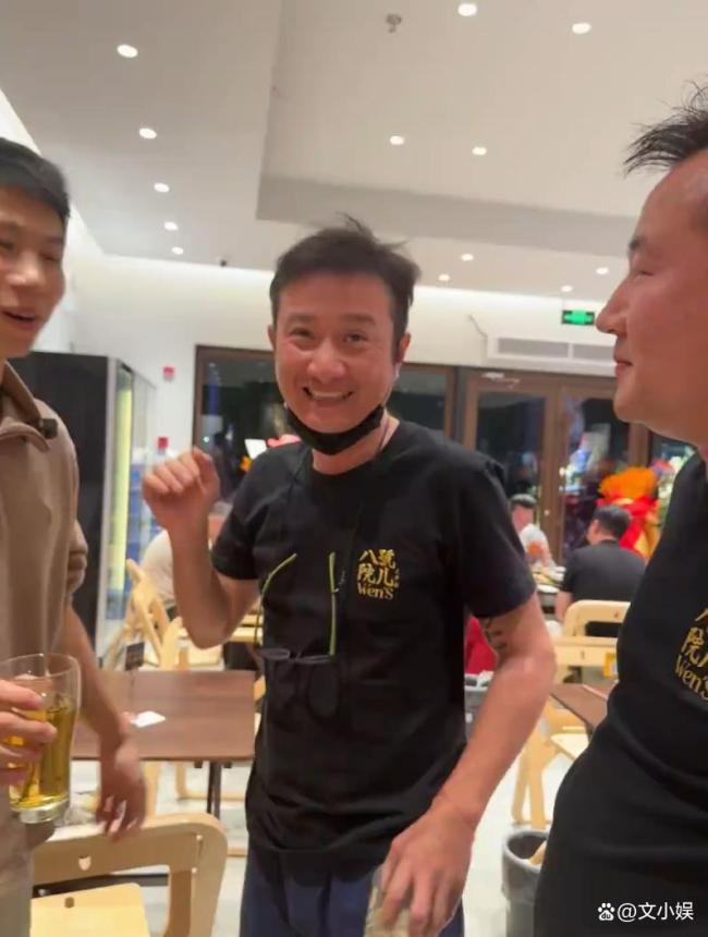 41岁著作开的饭铺试买卖，抱着婴儿在门口和顾主留影，手上婚戒抢镜 转型当雇主引热心