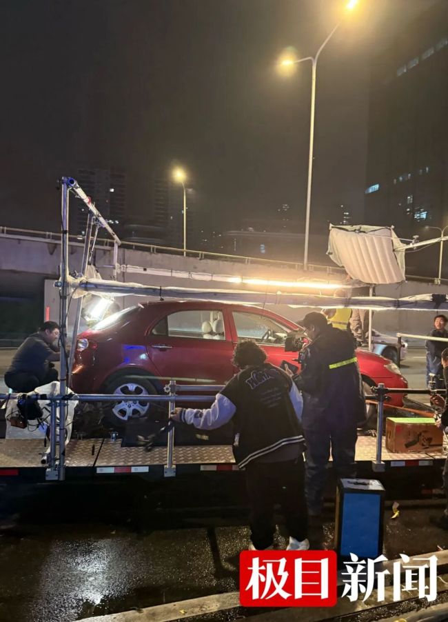 章子怡在武汉街头拍摄新片 市民围不雅称“没白等”