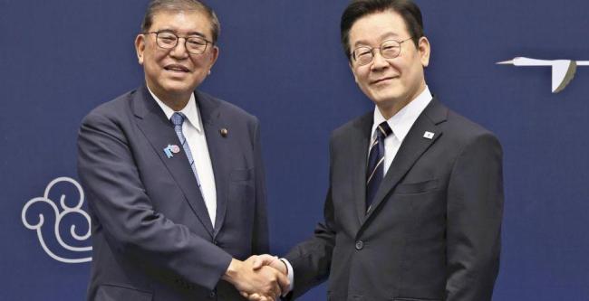 李在明宴请石破茂，老石拿起桌上装饰花问：这能吃吗？乐得眼睛眯成一条线 韩日关系的未来转向