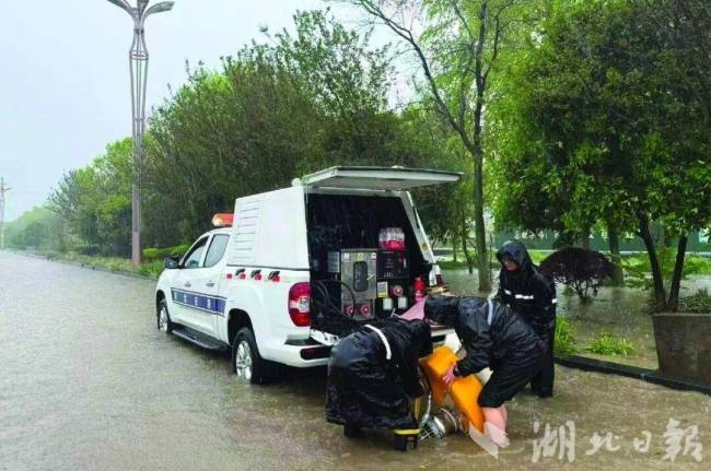 湖北仙桃连夜奋战抽排水254万立方米 千余人守护城市命脉
