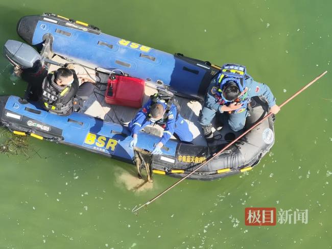 救援队长谈“三人夜间营救落水女子四人均遇难”：切勿夜间贸然下水救人 水流急风险高