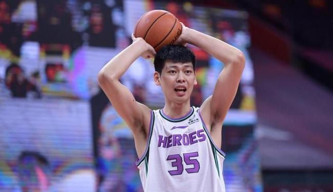 17岁赚了一百万好意思元，25岁被CBA裁人 行状篮球的泼辣真相