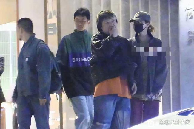 张靓颖和男友与一又友聚餐 低调相伴显默契