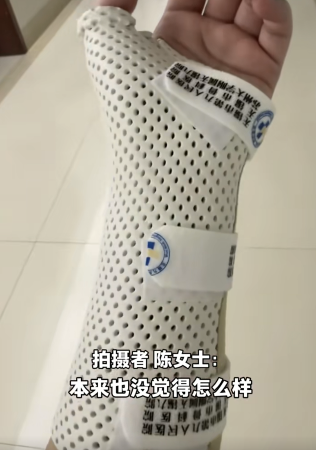 女子睡觉被15斤猫咪压致手腕骨折 铲屎官需警惕