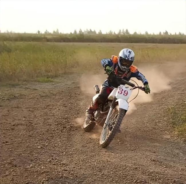 张雪师傅“牙哥”已收徒7名 培养新一代竞技之星