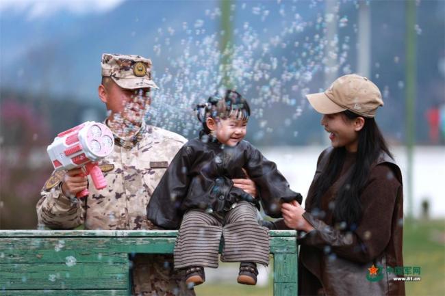 跨越千山万水 军嫂军娃赴高原探亲 共度珍贵时光