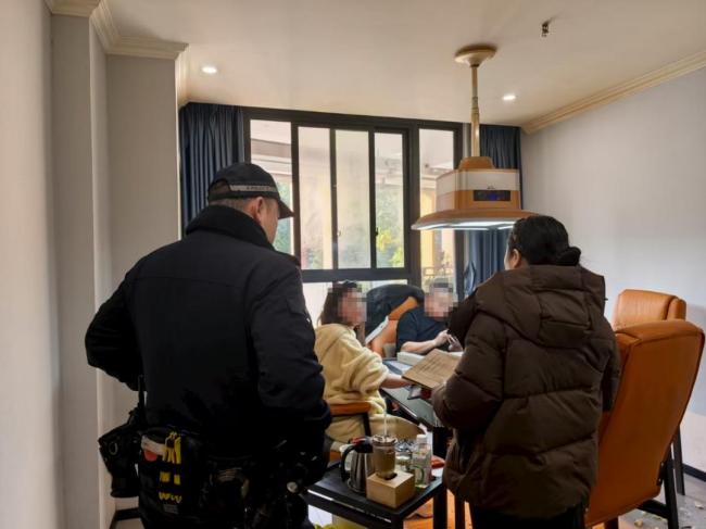 女子拘留所门口变卖金镯还钱