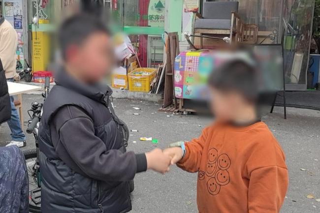 报警电话全是哭声 民警赶到当场傻眼 孩童纠纷温馨化解