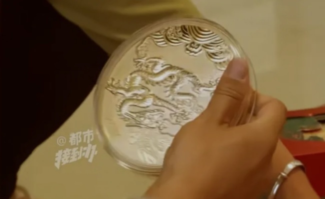 妻子发现丈夫藏200多枚金币气炸 假金币引发家庭危机