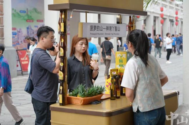 友谊第一 宵夜第二：篮球与美食的双重盛宴