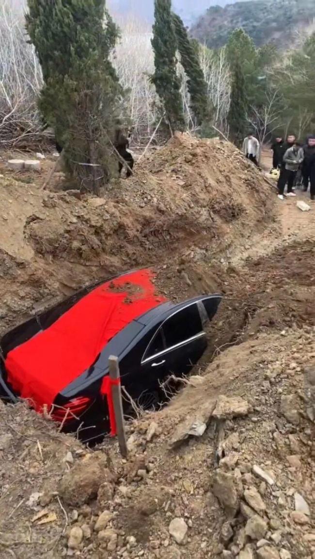 填埋奔驰车事件系祭拜活动 封建迷信引关注