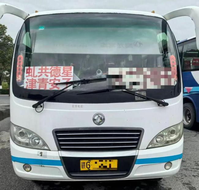 19座车载35人严重超载 司机被刑拘