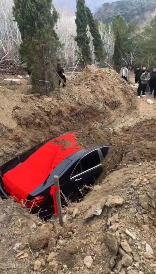 用奔驰陪葬当事人被批评教育 封建迷信行为受处理