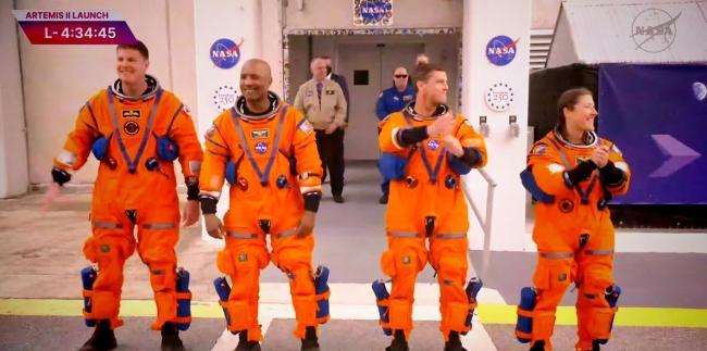 美绕月宇航员出舱后被吊上直升机 深空挑战重重