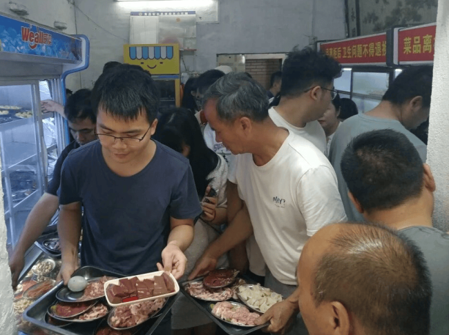 刘雨鑫又带火了南沙10元自助粥锅店 排队盛况空前