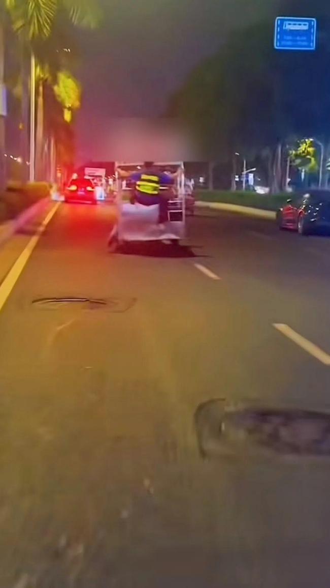 官方通报城管爬摊贩三轮车被带行 事件详情与处理结果