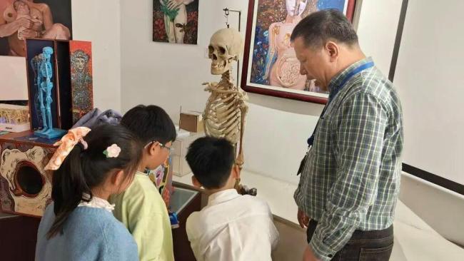 女孩不慎摔坏标本 馆长暖心安抚 守护好奇心