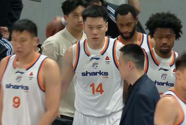 CBA上海胜北京 王哲林历史得分创纪录 上海男篮五分险胜